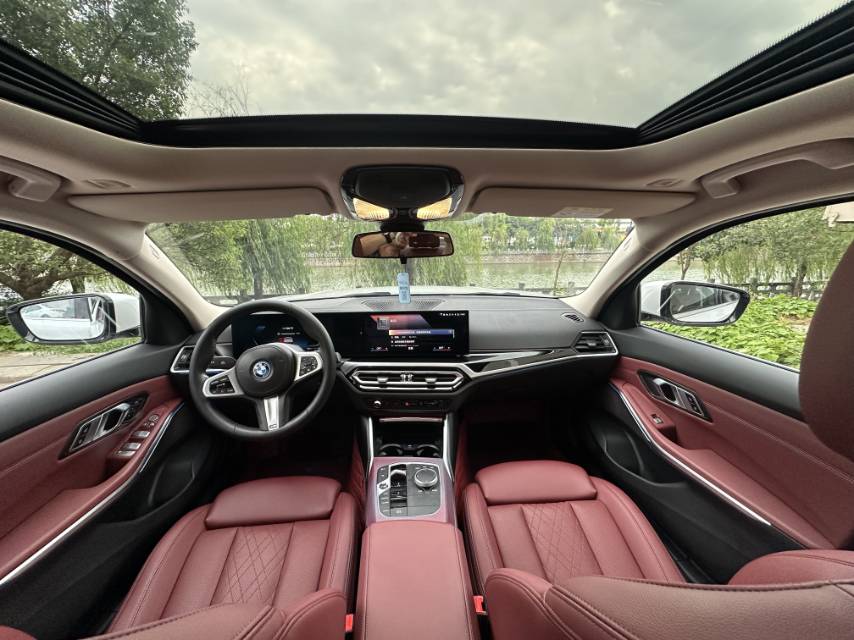 BMW 2022 i3 eDrive 35L — 7