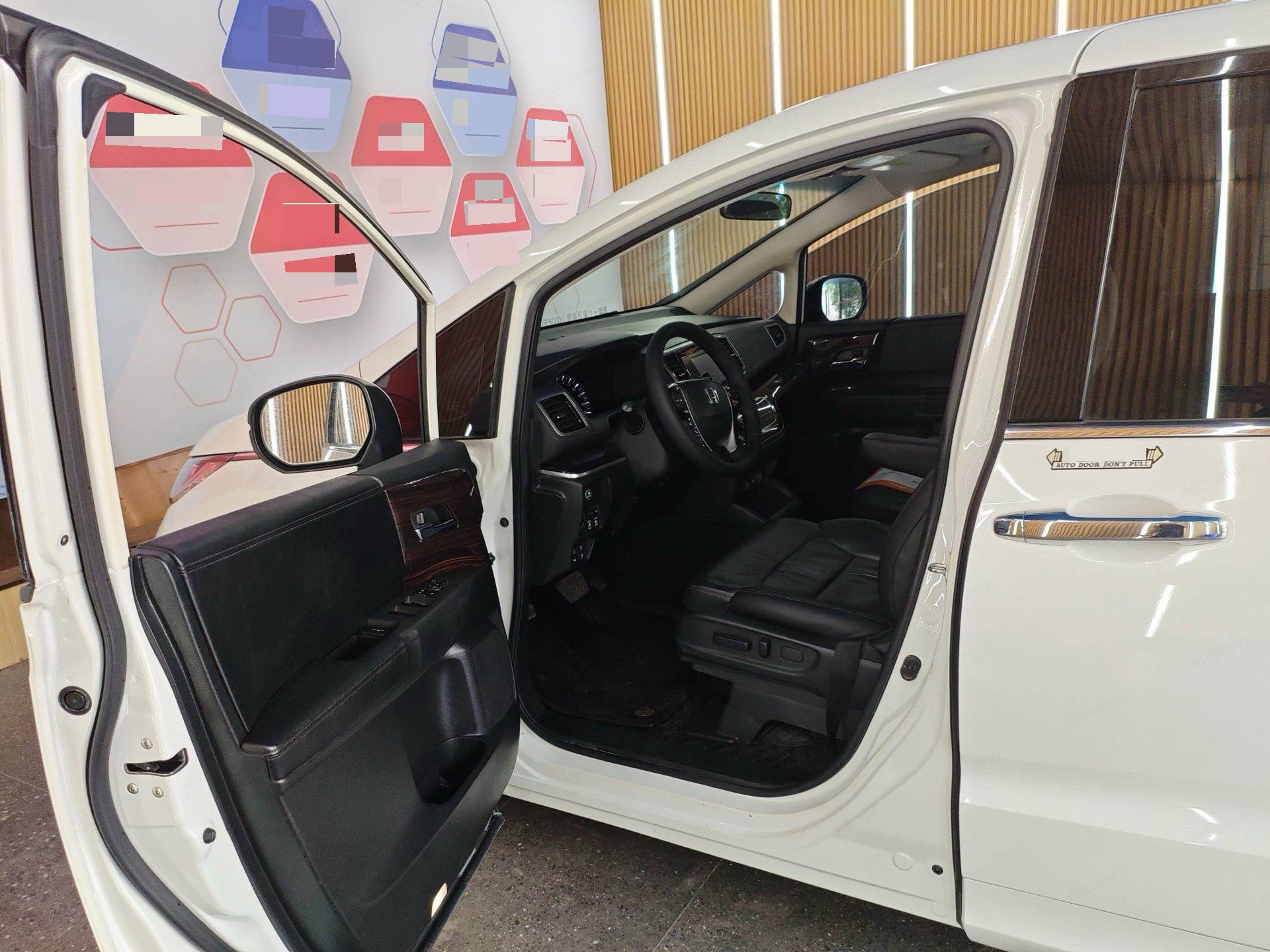 Honda 2018 Odyssey 2.4 CVT Luxury — 3